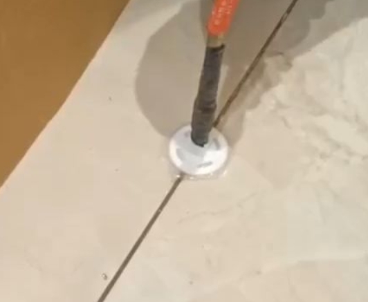 滨江瓷砖空鼓维修公司专业解答瓷砖在铺贴过程中，如果没有涂抹均匀到位的粘结材料（如水泥砂浆或瓷砖胶），可能会导致以下问题